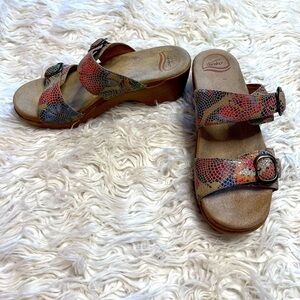 Dansko Sophie Women’s Multi Colored Metallic Platform Sandals. Size 10